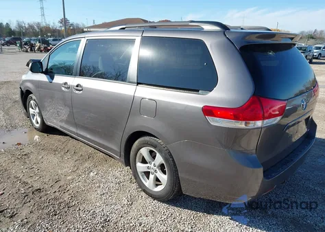 2014 Toyota Sienna Le V6 8 Passenger z USA, uszkodzony, nr VIN 5TDKK3DC2ES491118